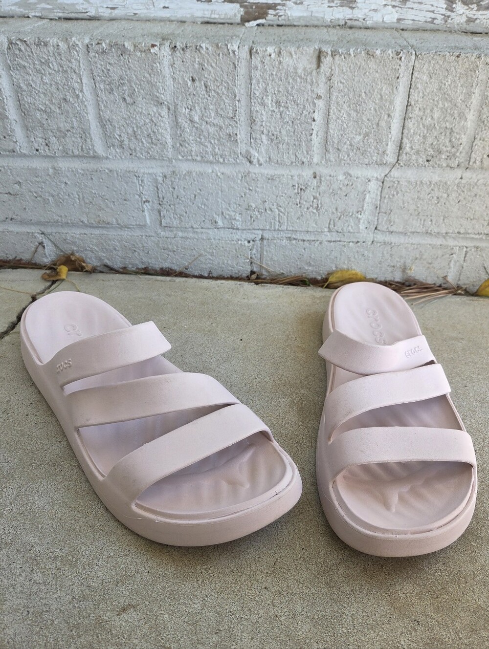 CROCS Getaway Strappy Sandal Women's Size 10 in Quartz - Picture 2 of 13